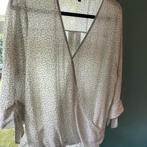 West Kei White and Gray Patterned Blouse